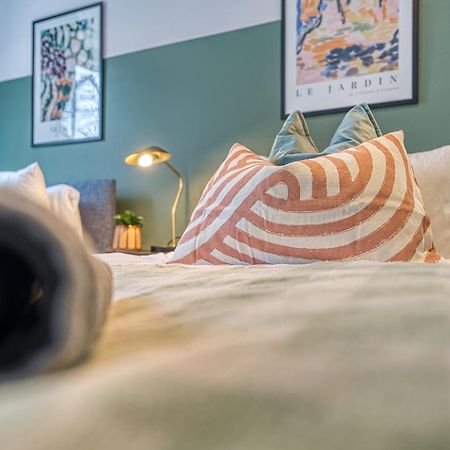 2 Bedroom Stylish Spacious Apt, Sleeps 6, Central Cheltenham, With Free Parking - By Blue Puffin Stays Eksteriør bilde