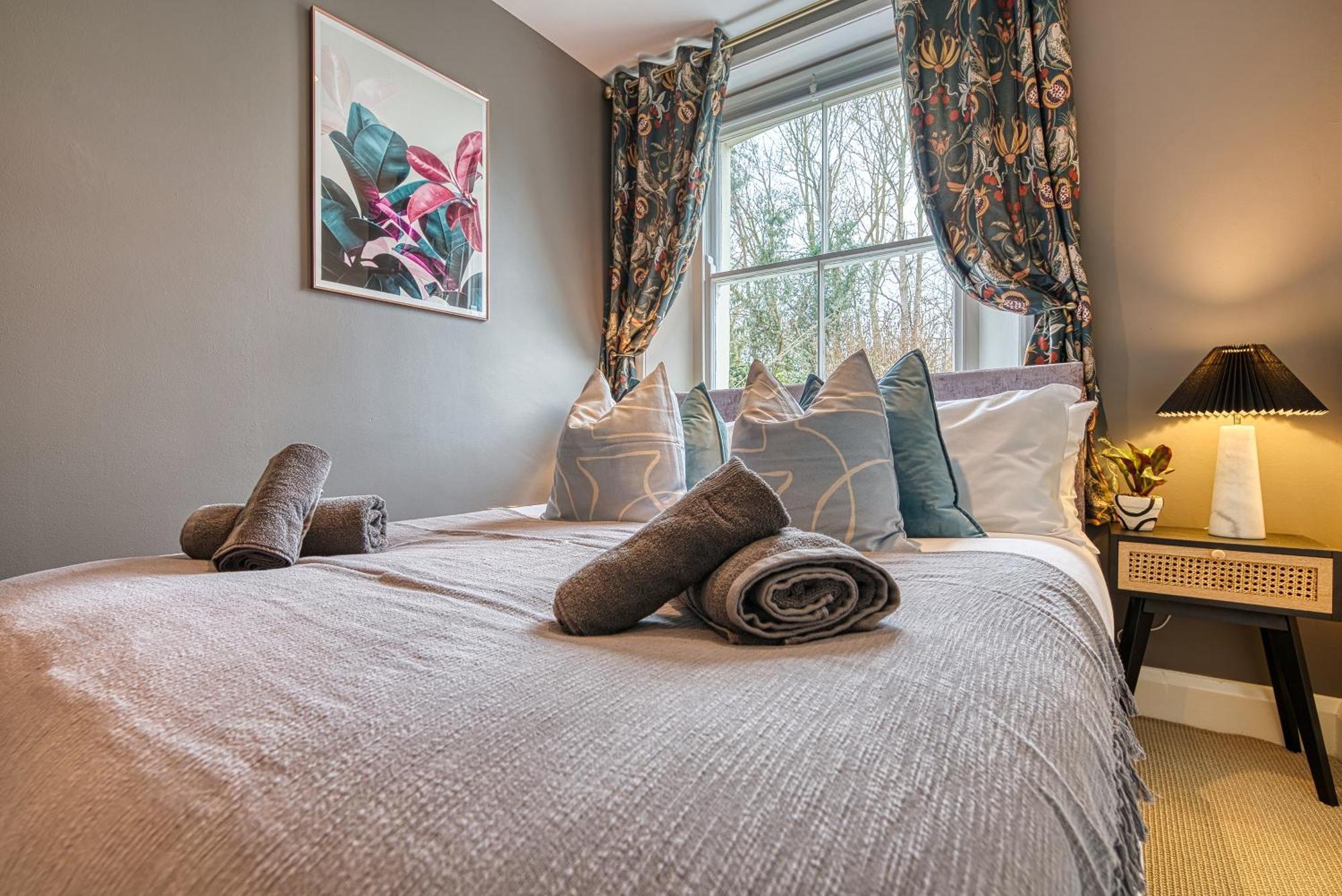 2 Bedroom Stylish Spacious Apt, Sleeps 6, Central Cheltenham, With Free Parking - By Blue Puffin Stays Eksteriør bilde