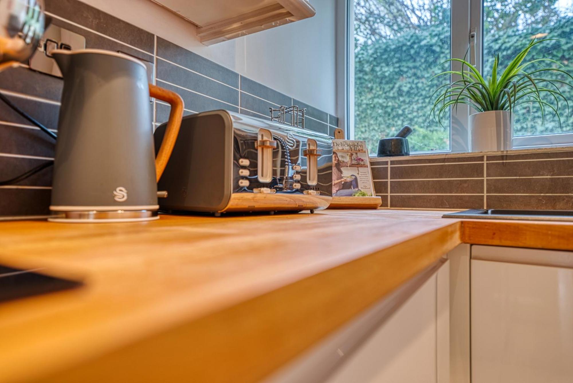 2 Bedroom Stylish Spacious Apt, Sleeps 6, Central Cheltenham, With Free Parking - By Blue Puffin Stays Eksteriør bilde