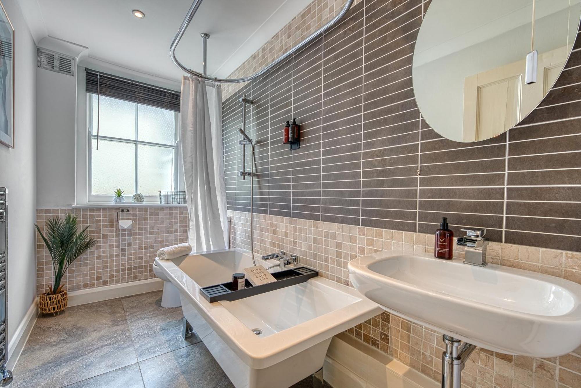 2 Bedroom Stylish Spacious Apt, Sleeps 6, Central Cheltenham, With Free Parking - By Blue Puffin Stays Eksteriør bilde