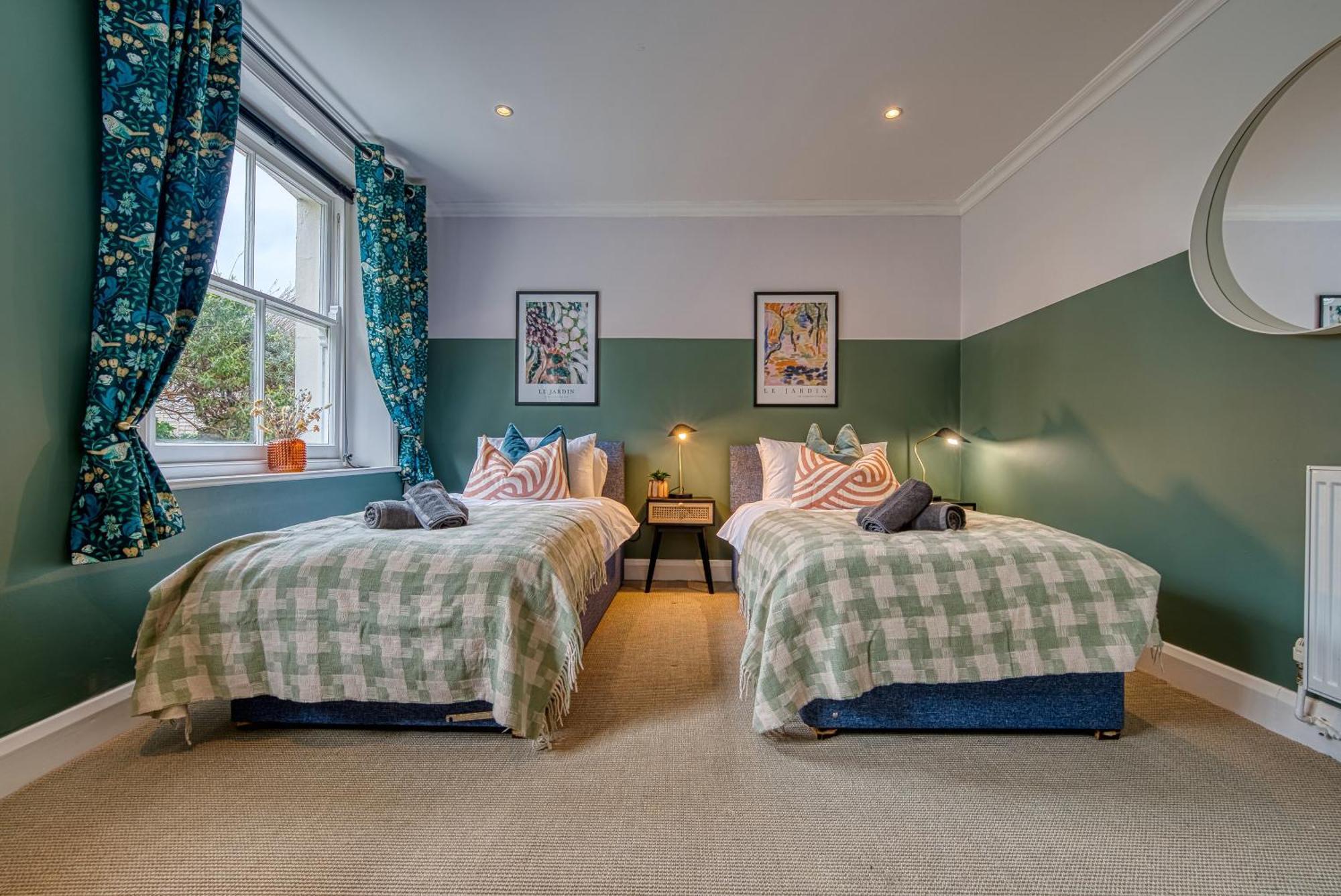 2 Bedroom Stylish Spacious Apt, Sleeps 6, Central Cheltenham, With Free Parking - By Blue Puffin Stays Eksteriør bilde