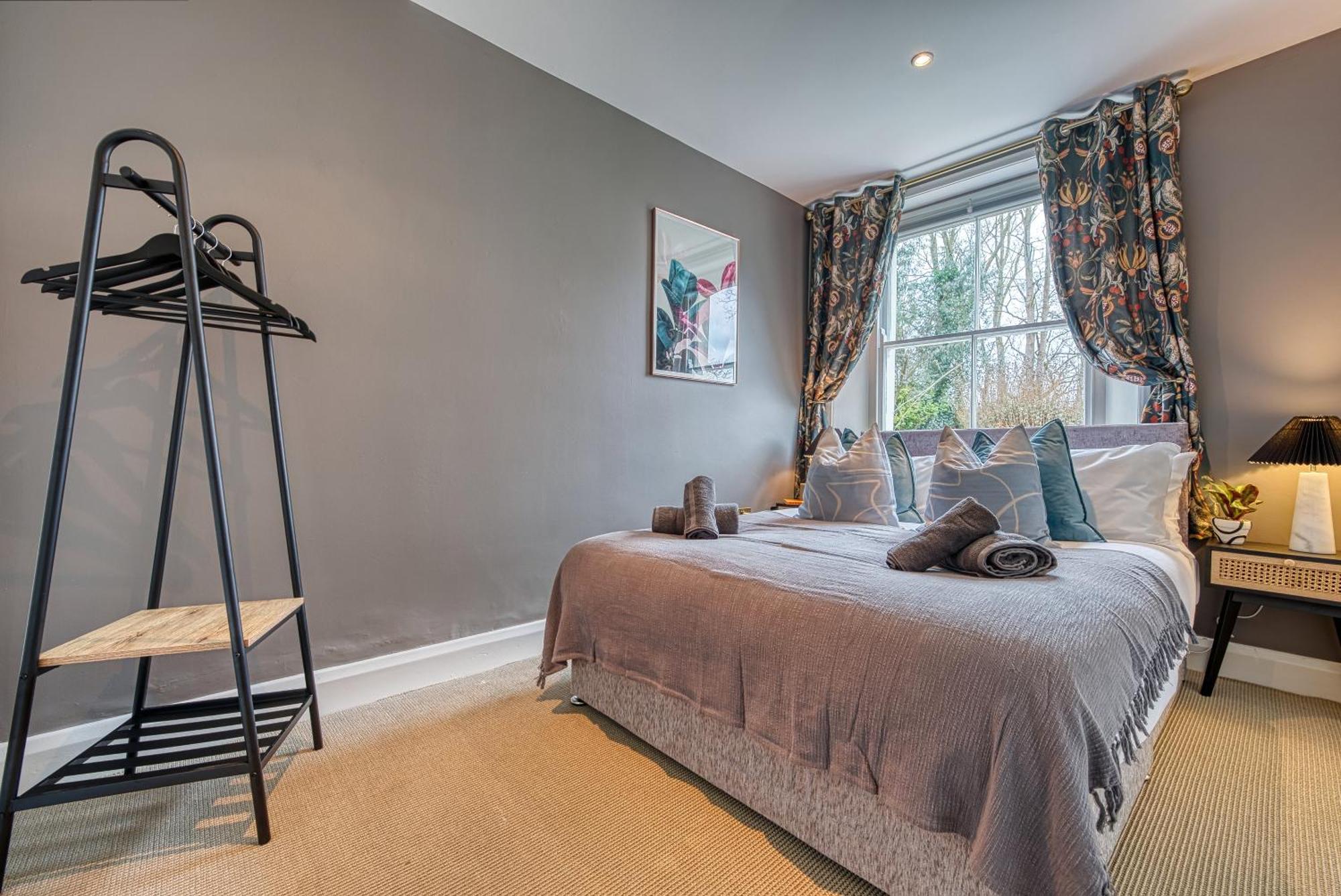 2 Bedroom Stylish Spacious Apt, Sleeps 6, Central Cheltenham, With Free Parking - By Blue Puffin Stays Eksteriør bilde