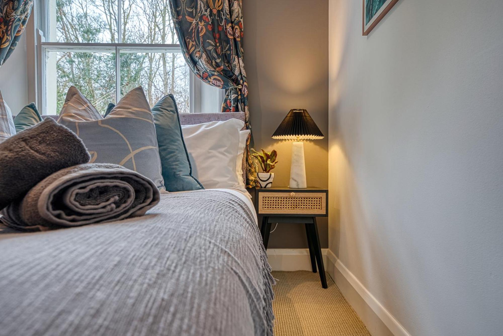 2 Bedroom Stylish Spacious Apt, Sleeps 6, Central Cheltenham, With Free Parking - By Blue Puffin Stays Eksteriør bilde