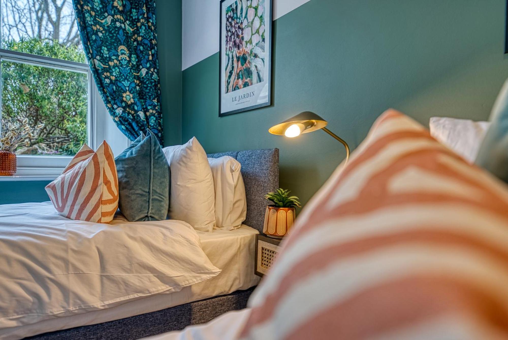 2 Bedroom Stylish Spacious Apt, Sleeps 6, Central Cheltenham, With Free Parking - By Blue Puffin Stays Eksteriør bilde